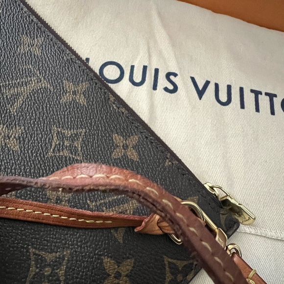 Louis Vuitton Monogram pre-owned Wristlet with Dust Bag and Louis Vuitton Bag. - Picture 5 of 12